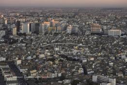 Image du Maroc Professionnelle de  Cette vue aérienne nous montre au premier plan une médina au maisons collées les unes aux autres, tandis que les espaces verts manquent cruellement. Ce monde grouillant contraste avec les buildings de l'avenue des Forces Armées Royales au fond, le 11 Février 2009. A Casablanca il n’ y a que le béton qui pousse, la verdure est vraiment rare. (Photo / Abdeljalil Bounhar) 